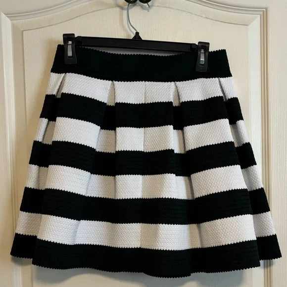 Express Pull on Skirt - Picture 2 of 3